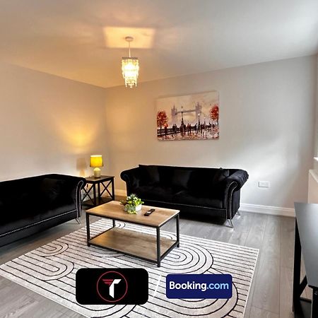 Spacious 4 Bedroom By Tara Stays Short Lets & Serviced Accommodation Aldershot With Free Wifi & Garden Exteriör bild