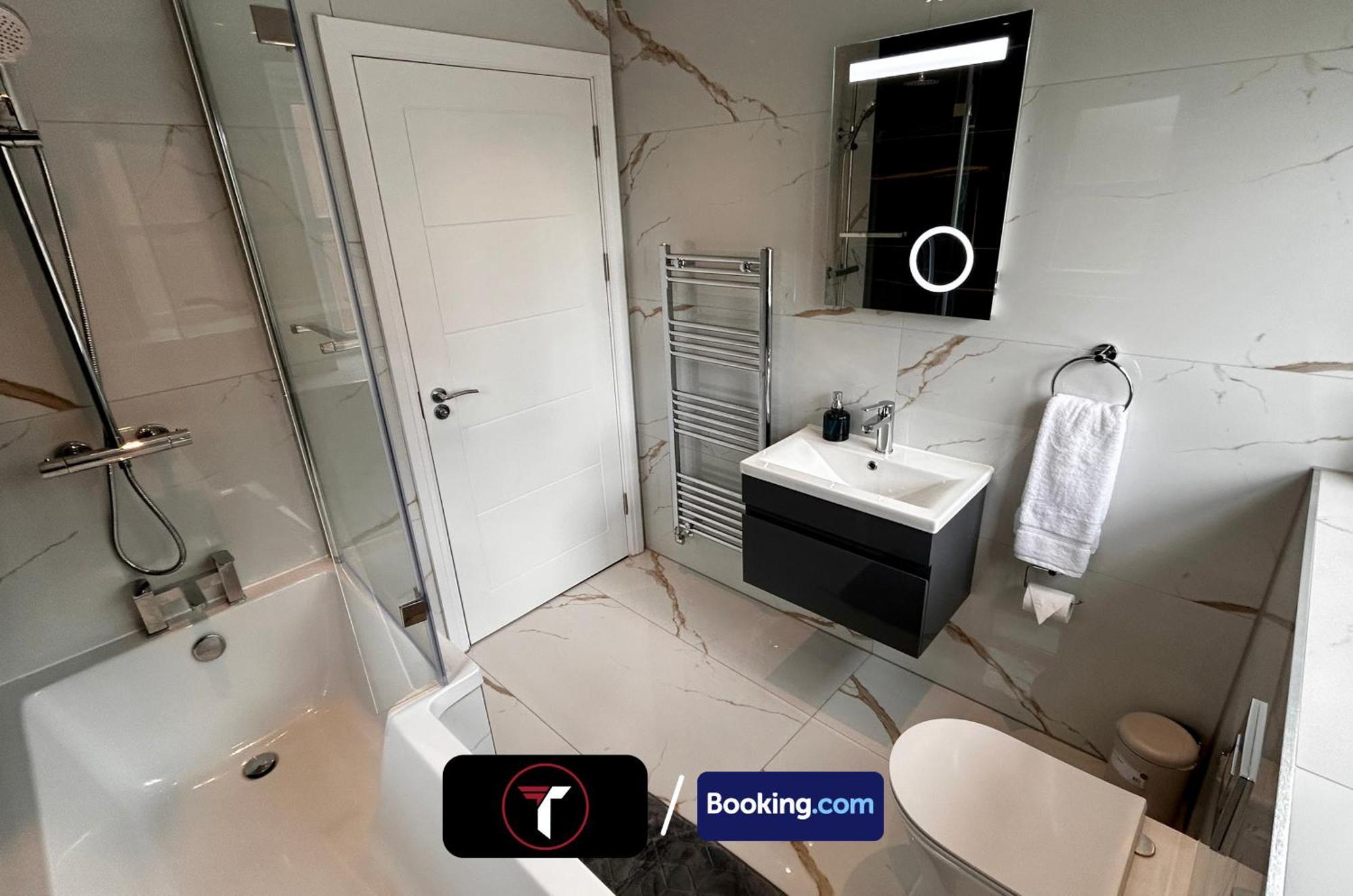 Spacious 4 Bedroom By Tara Stays Short Lets & Serviced Accommodation Aldershot With Free Wifi & Garden Exteriör bild