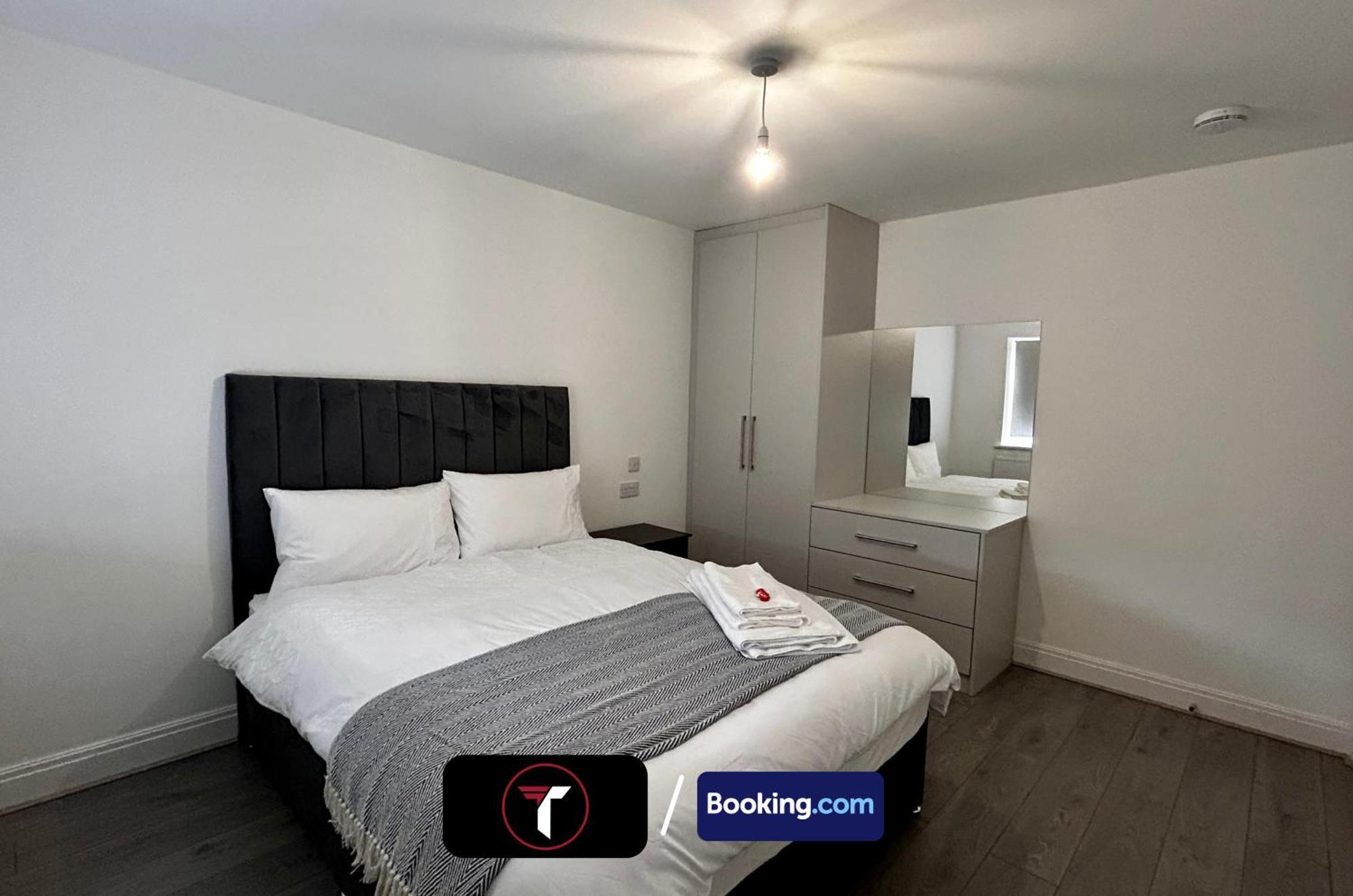 Spacious 4 Bedroom By Tara Stays Short Lets & Serviced Accommodation Aldershot With Free Wifi & Garden Exteriör bild