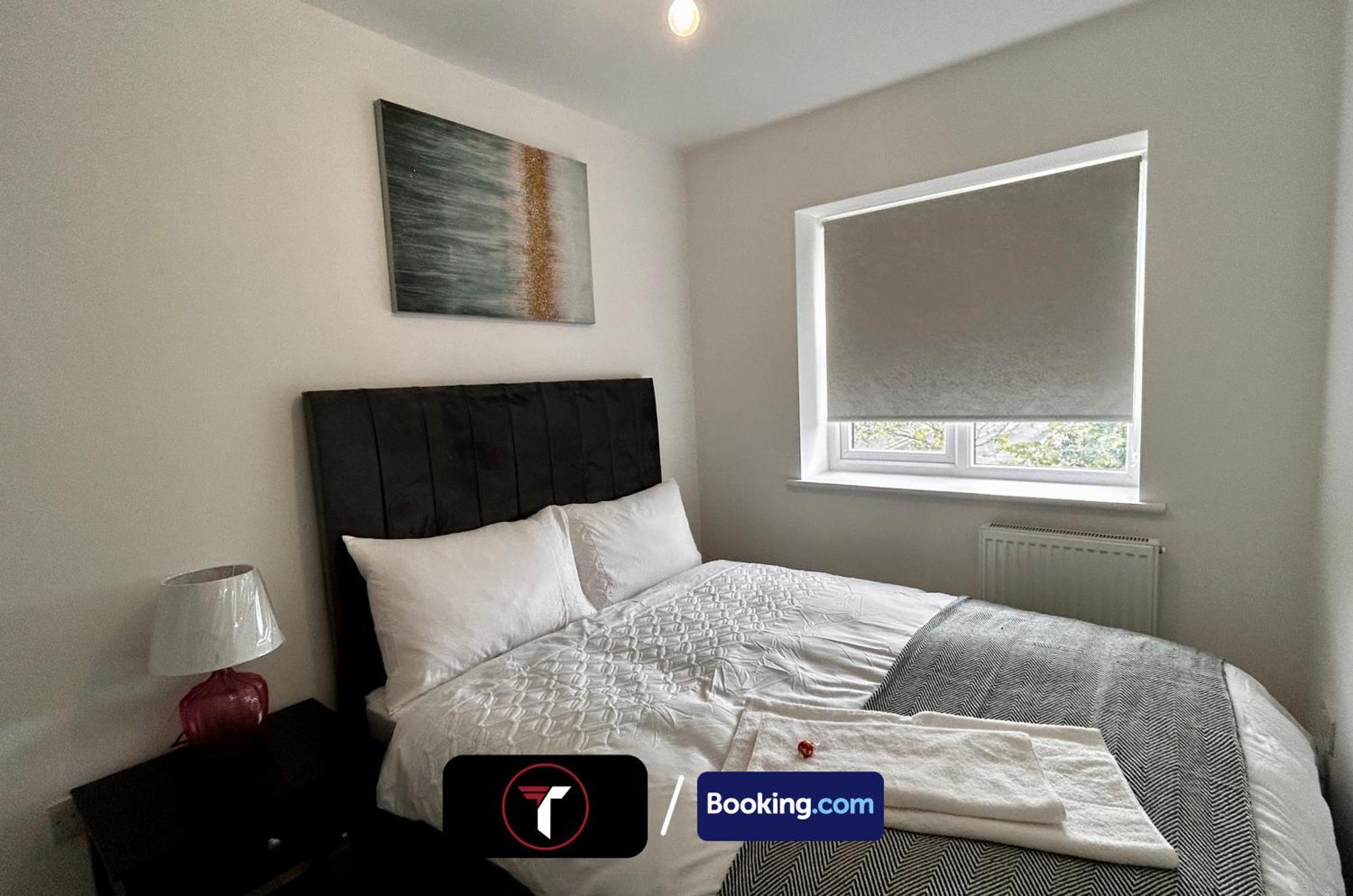 Spacious 4 Bedroom By Tara Stays Short Lets & Serviced Accommodation Aldershot With Free Wifi & Garden Exteriör bild