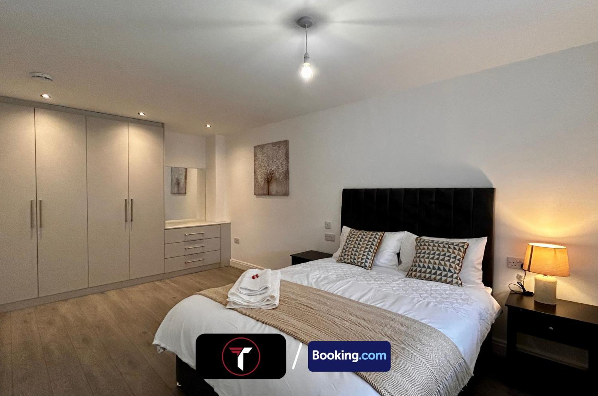 Spacious 4 Bedroom By Tara Stays Short Lets & Serviced Accommodation Aldershot With Free Wifi & Garden Exteriör bild